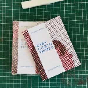 Ayer fue un día maravilloso- ¡Recogí las primeras copias de “Cada Cierto Tiempo”, mi nuevo libro